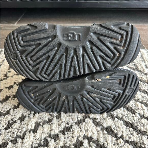 Girls UGG Bailey Button Black Size 2 - Picture 7 of 9